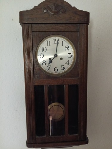 Alte wanduhr aus holz analog - alte, holz,