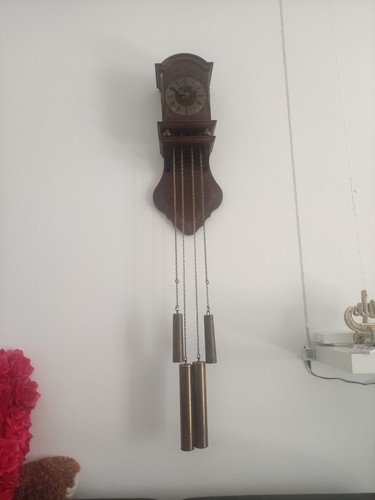 Antike wanduhr mit pendel und - mit,