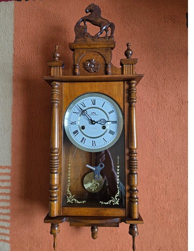 Klassische holz wanduhr mit - holz-wanduhr,