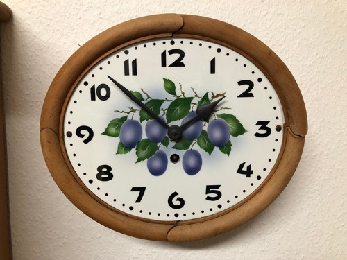 Antike wanduhr mit holzrahmen - wanduhr,