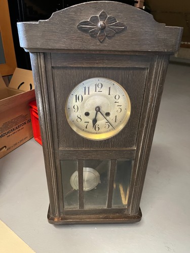 Alte gebrauchte wanduhr mit - gebrauchte,
