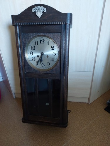 Antike wanduhr mit pendel und - wanduhr,