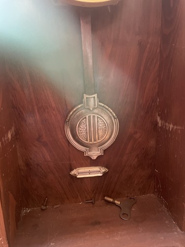 Wanduhr aus massivem - holz, mit